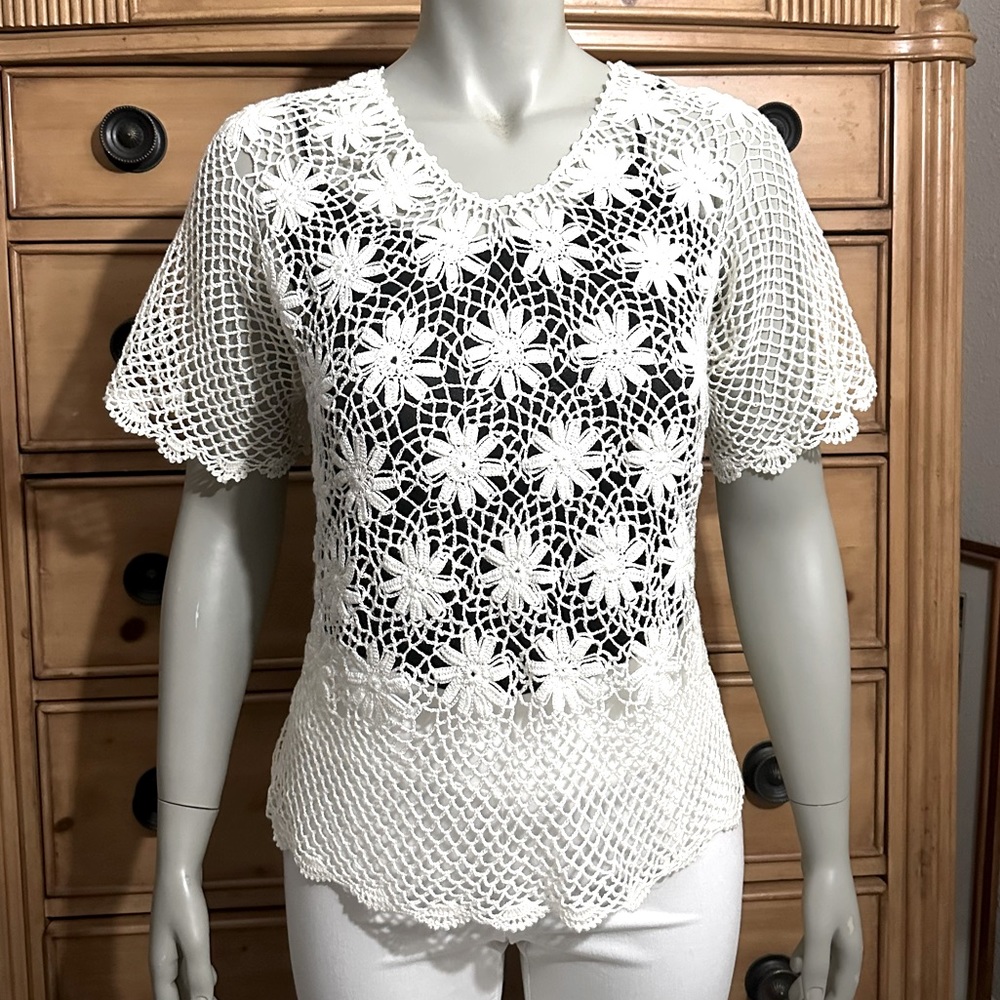 Pretty Women’s Crochet Top Size Small-Med NWOT